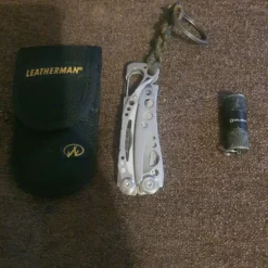 Vendora Leatherman Skeletool με θηκη και φακο Mini Olight 180lm!