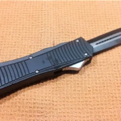 Vendora Καταπληκτικός πτυσσόμενος μεταλλικός σουγιάς με λάμα λογχοειδούς σχεδιασμού διπλής όψης από υψηλής ποιότητας ανοξείδωτο ατσάλι, κουμπί κάθετης αυτόματης εκτίναξης/συμπίεσης & ακίδα θραύσης κρυστάλλων.